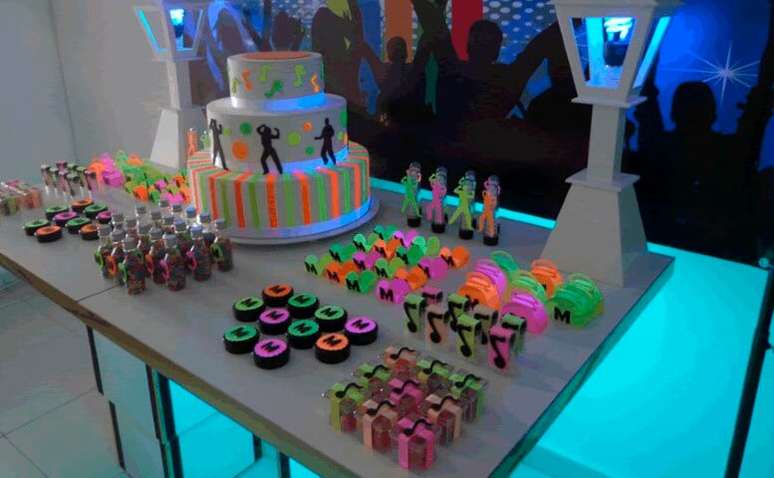 17. Doces e embalagens em cores neon para compor a decoração neon – Foto de Montando Festa