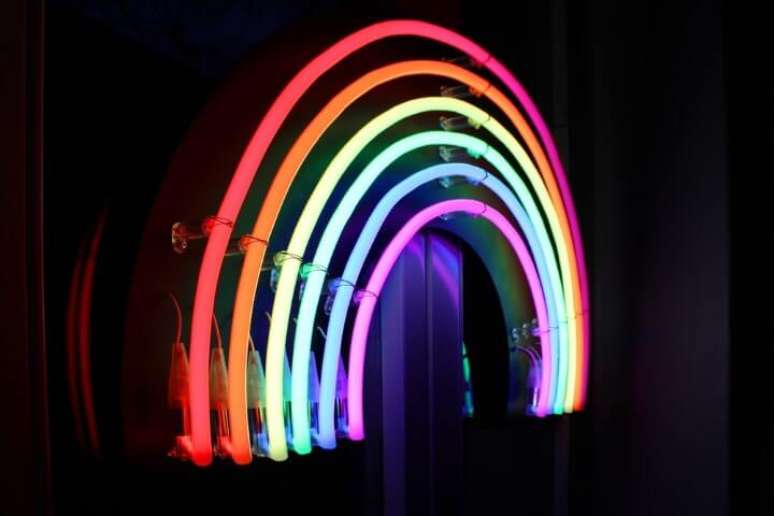 46. A luminária neon de arco-íris também está em alta para a decoração neon – Foto de Unsplash