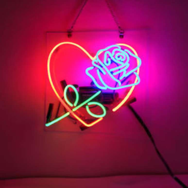 40. Existem vários modelos de luminária neon para usar na decoração neon –  Foto de eBay
