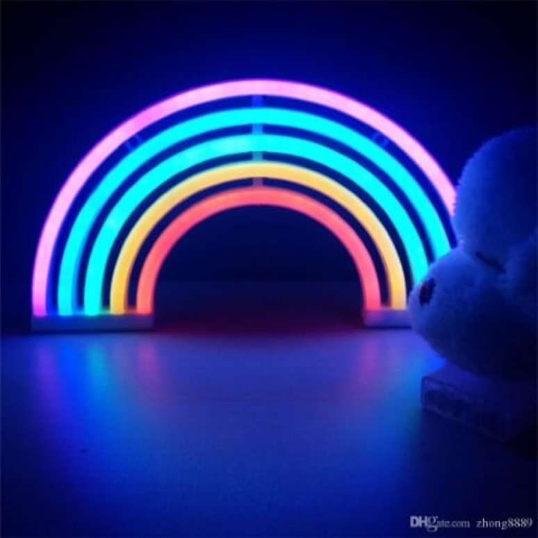 52. Decora&ccedil;&atilde;o neon com lumin&aacute;ria em formato de arco-&iacute;ris. Foto de DHgate
