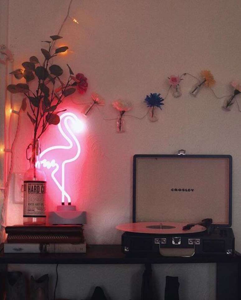 6. A lumin&aacute;ria em formato de flamingo est&aacute; super popular para decora&ccedil;&atilde;o neon. Foto de Voc&ecirc; Precisa Decor