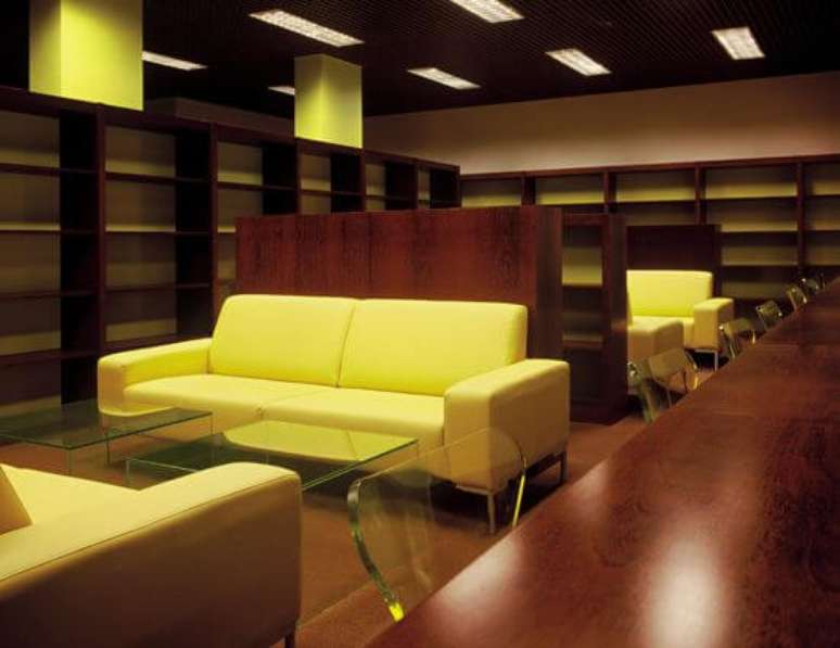 49. Restaurante com sofás amarelos em tom neon para uma linda decoração neon – Projeto de Brunete Fraccaroli