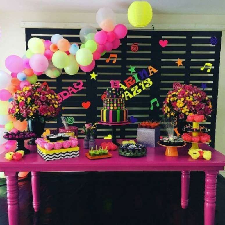 10. Mesmo durante o dia a decora&ccedil;&atilde;o neon se destaca &ndash; Foto de Deskgram
