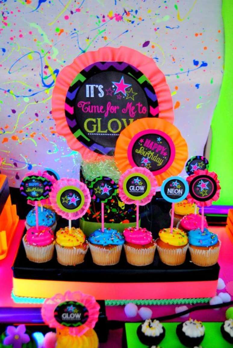 65. Doces para festa neon &ndash; Por: Known Kreations Celebrations