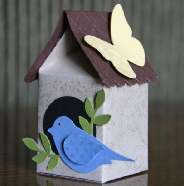 122. Decore sua casa com enfeites feitos artesanato com caixa de leite. Fonte: Pinterest