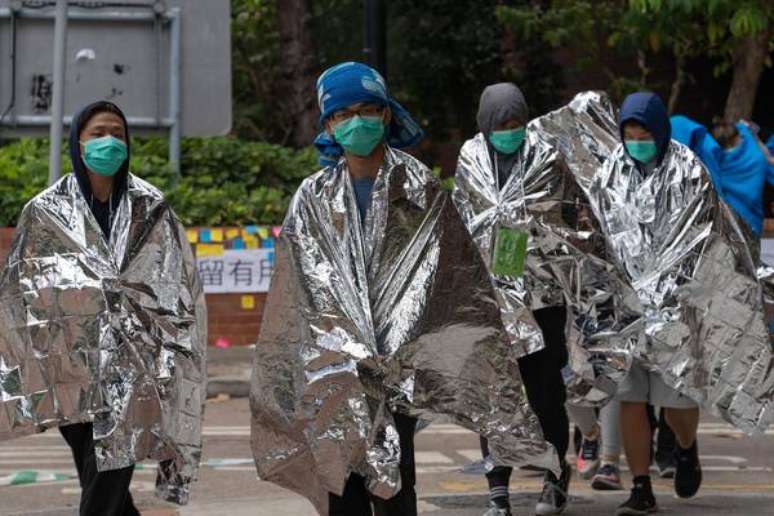 Centenas de manifestantes deixam universidade em Hong Kong