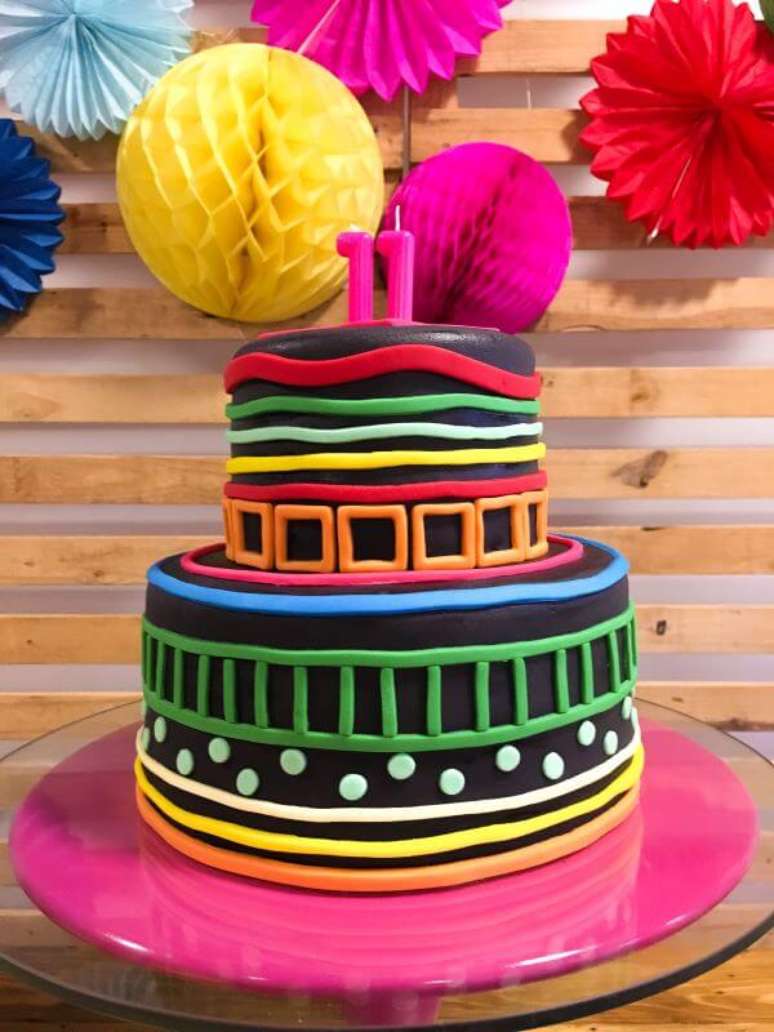 74. Festa neon com detalhes do bolo neon para decorar sua festa – Por: Carol Garcia
