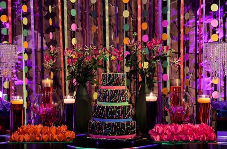 75. Festa com decoração neon e colorida – Por: Inter Novias