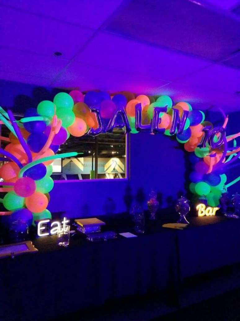 73. Festa neon com arco de bal&otilde;es neon &ndash; Por: Pinterest