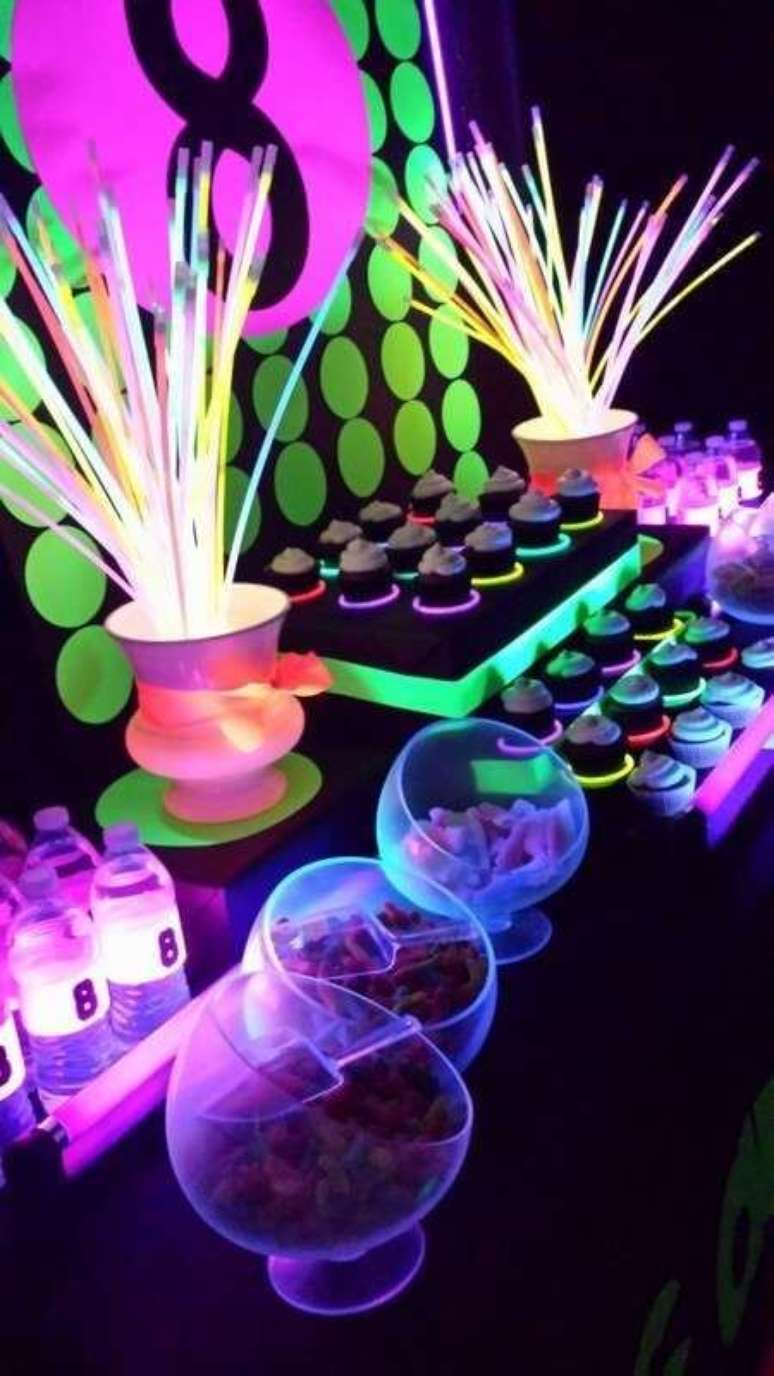 74. Doces para festa neon, combinando com a decora&ccedil;&atilde;o &ndash; Por: Pinterest