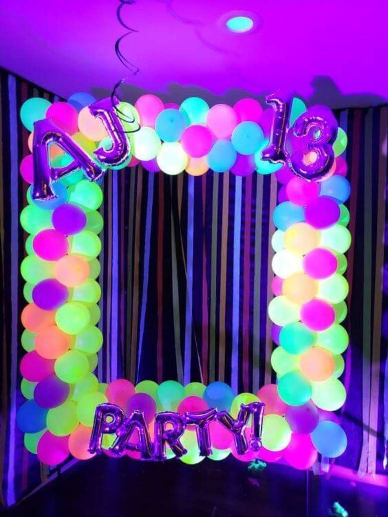 5. Festa neon com balões para fotografar ao longo da balada com decoração neon – Por: Pinterest