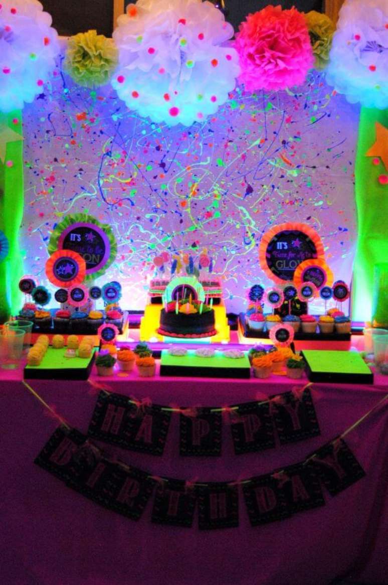 81. Use sua criatividade para ter uma linda festa com decoração neon – Por: Krown Kreations e Celebrations