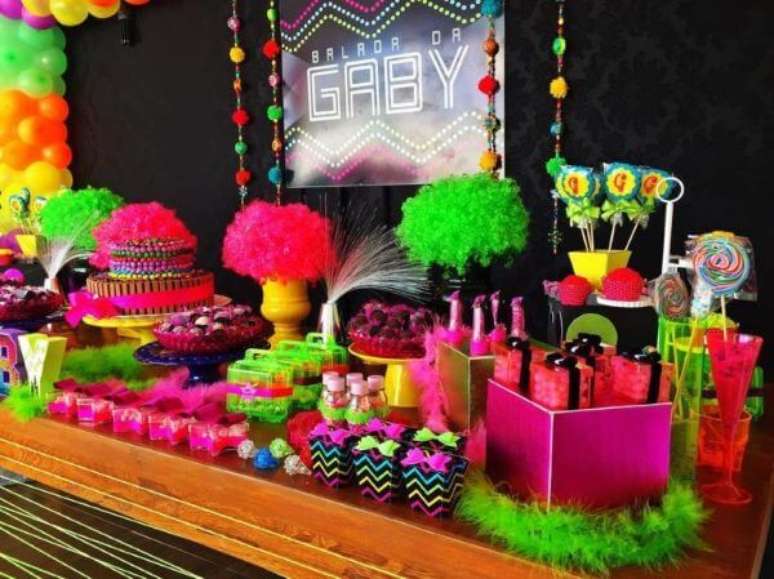 78. Festa neon para anivers&aacute;rio &ndash; Por: Pinterest