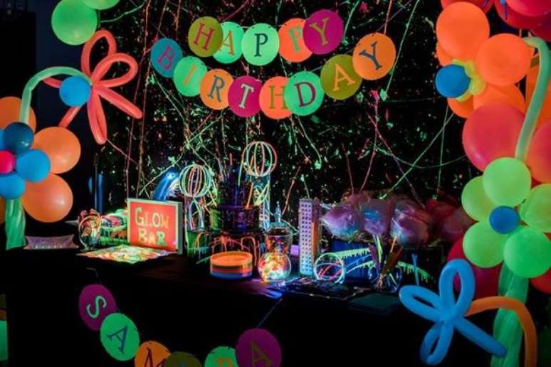 85. A decoração neon é perfeita para festa de aniversário de todas as idades – Por: Pinterest
