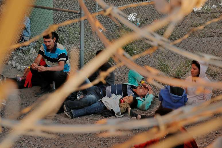 Migrantes da América Central mantidos pela Alfândega e Proteção de Fronteiras dos EUA (CBP)