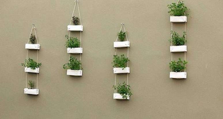 47. Jardim suspenso feito com cachepots de caixa de leite. Fonte: Pinterest