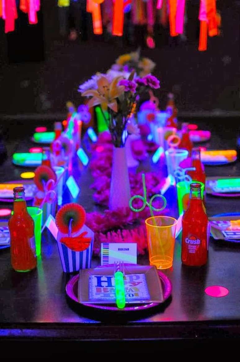 2. Mesa de doces para festa neon – Foto: Hollywood Candy Girls
