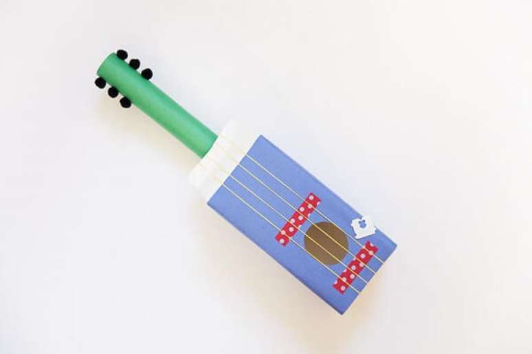 86. Instrumento criado a partir de uma caixa de leite. Fonte: Pinterest