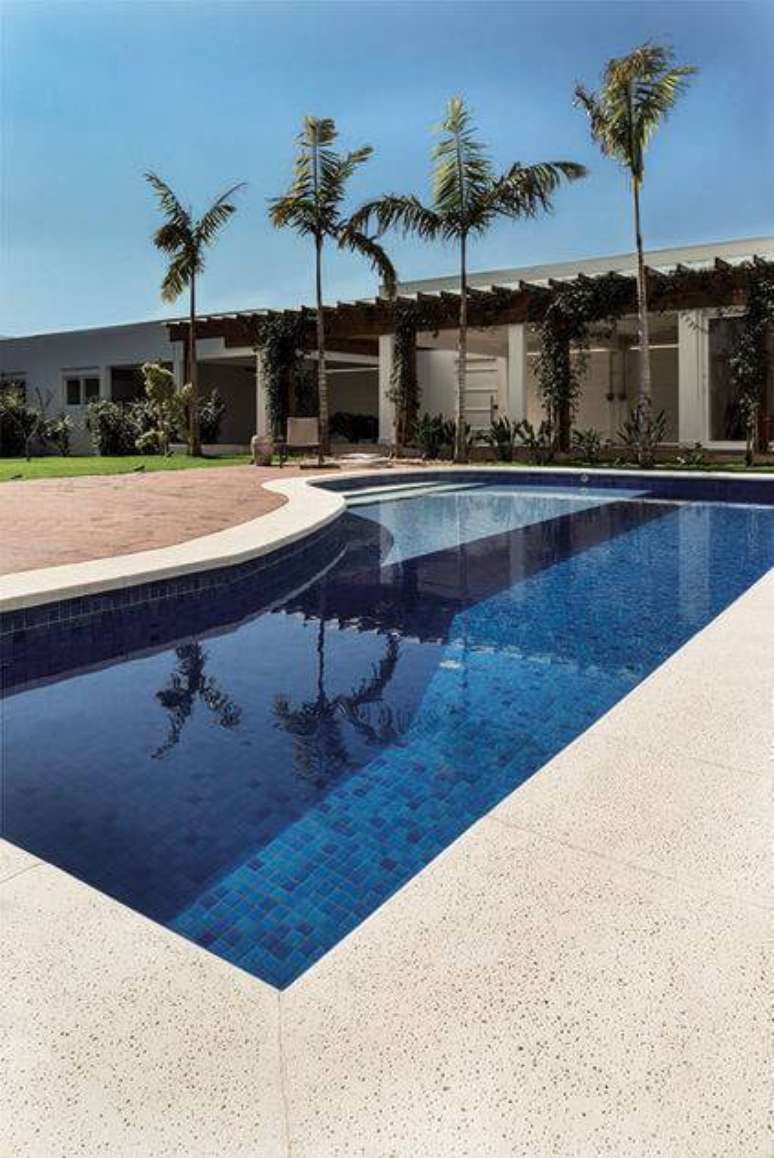 22. Um bom revestimento para piscina faz a diferen&ccedil;a e muitos sentidos. Foto: Castelatto