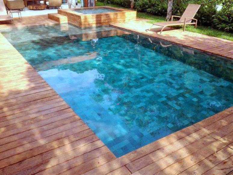 30. Algum tipos de revestimento para piscina combinam mais com a madeira. Foto: Campestre Piscinas