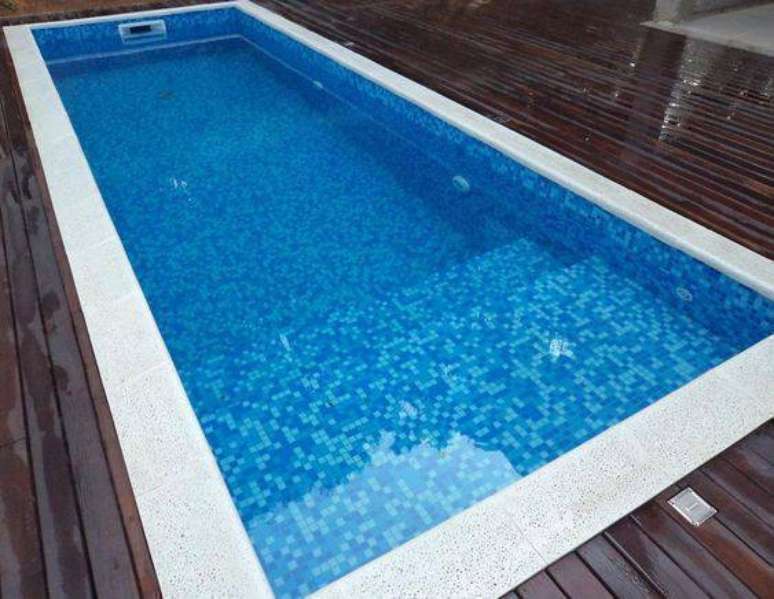 32. É interessante testar o revestimento para piscina antes de comprá-lo. Foto: Dicas Decor