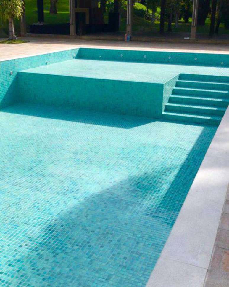 33. O revestimento para piscina garante mais beleza. Foto: Instagram