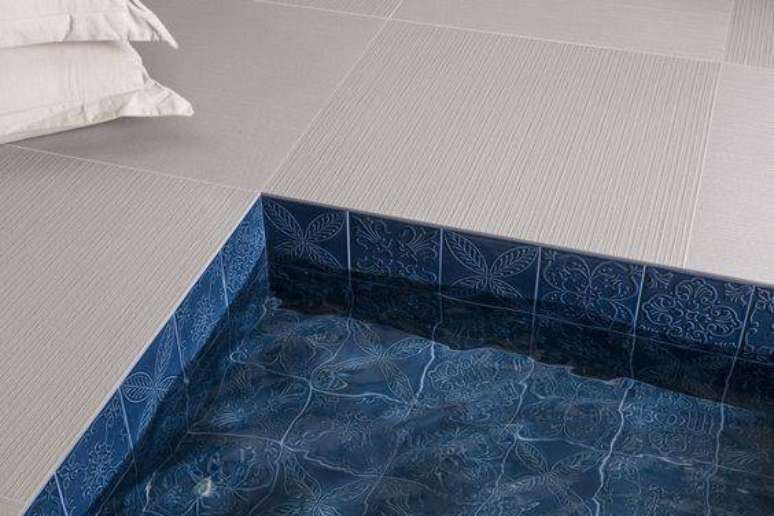 37. O revestimento para piscina de cer&acirc;mica &eacute; uma op&ccedil;&atilde;o com muita variedade. Foto: Decortilhes