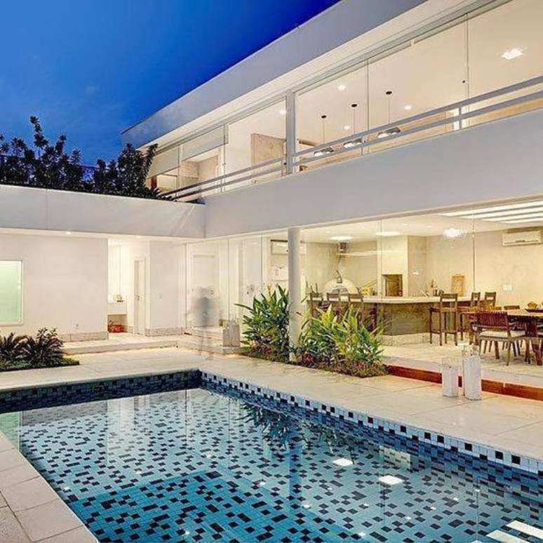 38. Padr&otilde;es xadrez s&atilde;o muito comuns em revestimento para piscina. Foto: Instagram
