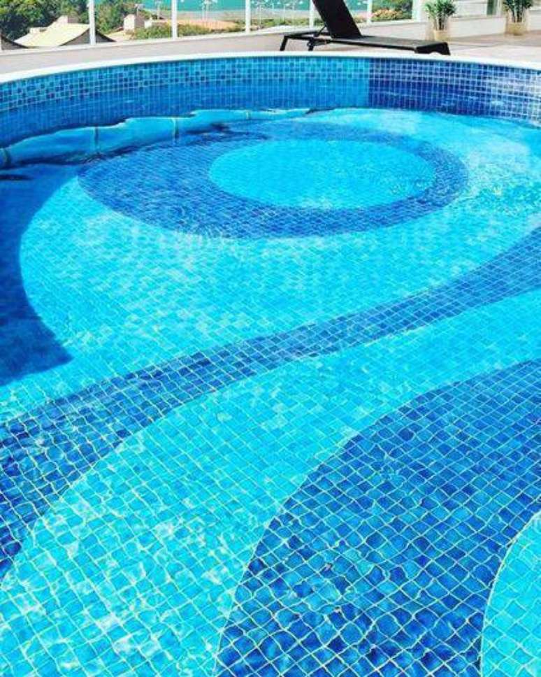 10. O revestimento para piscina deve ser escolhido de acordo com os moradores. Foto: Dicas Decor