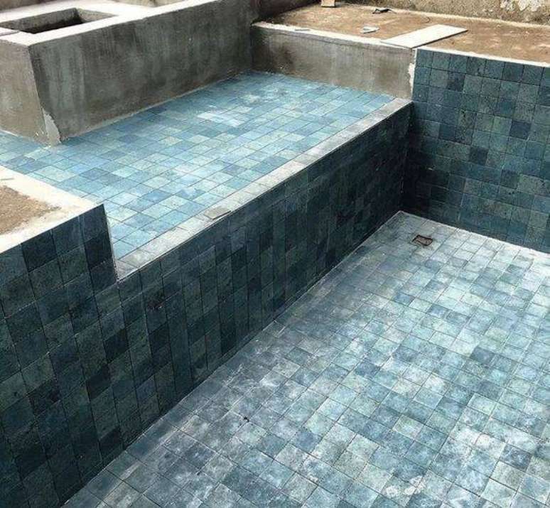 11. O revestimento para piscina &eacute; sempre um item importante. Foto: Arquiteta Luciana Ducatti