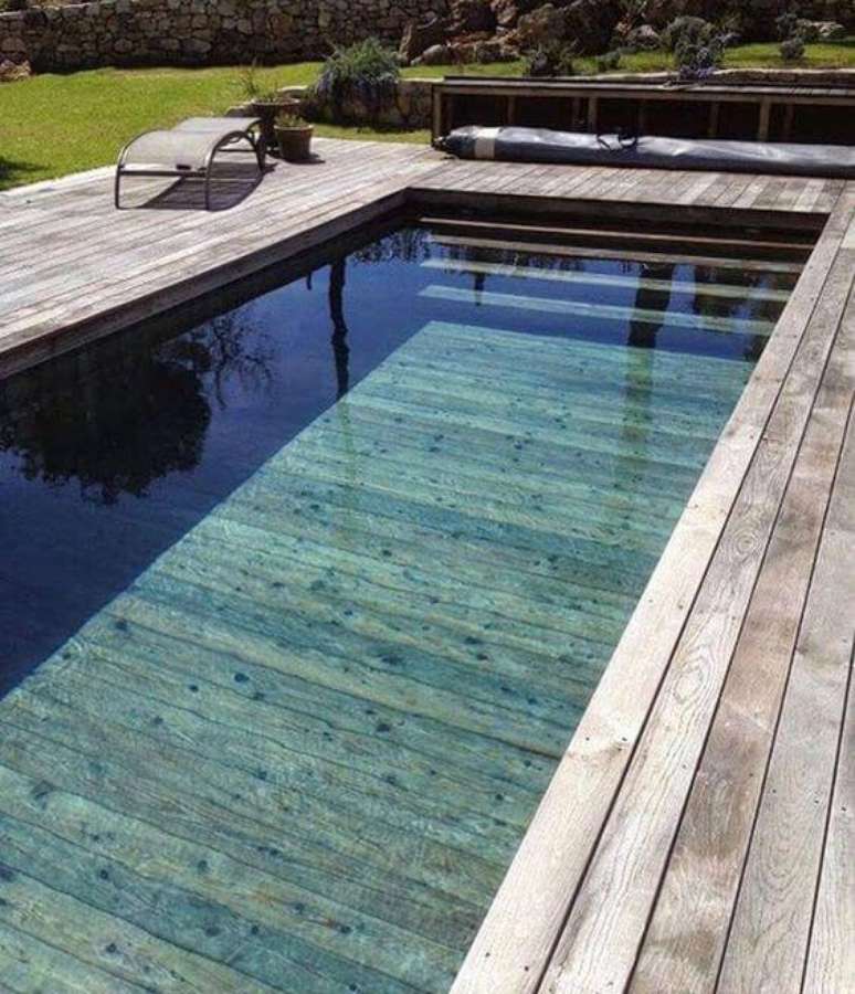 14. Seu revestimento para piscina pode ser de madeira. Foto: Pinterest