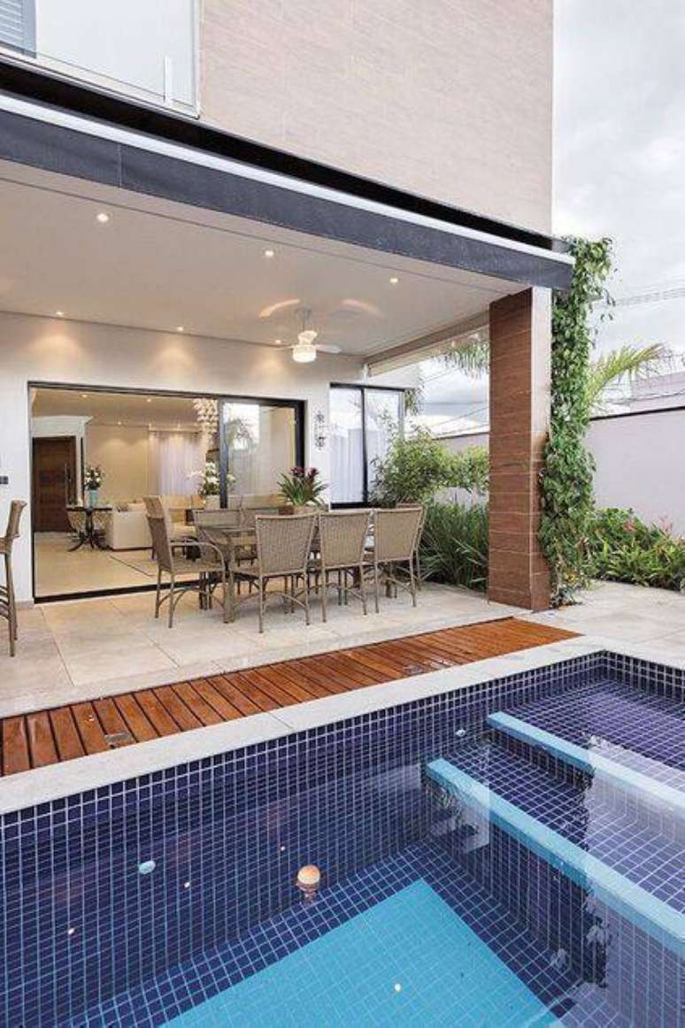 15. Muitos tipos de revestimento para piscina s&atilde;o chamativos. Foto: Habitare