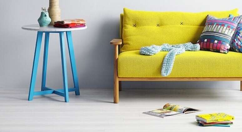 41. Sala de estar com decora&ccedil;&atilde;o neon em m&oacute;veis coloridos &ndash; Foto de The Wow Decor