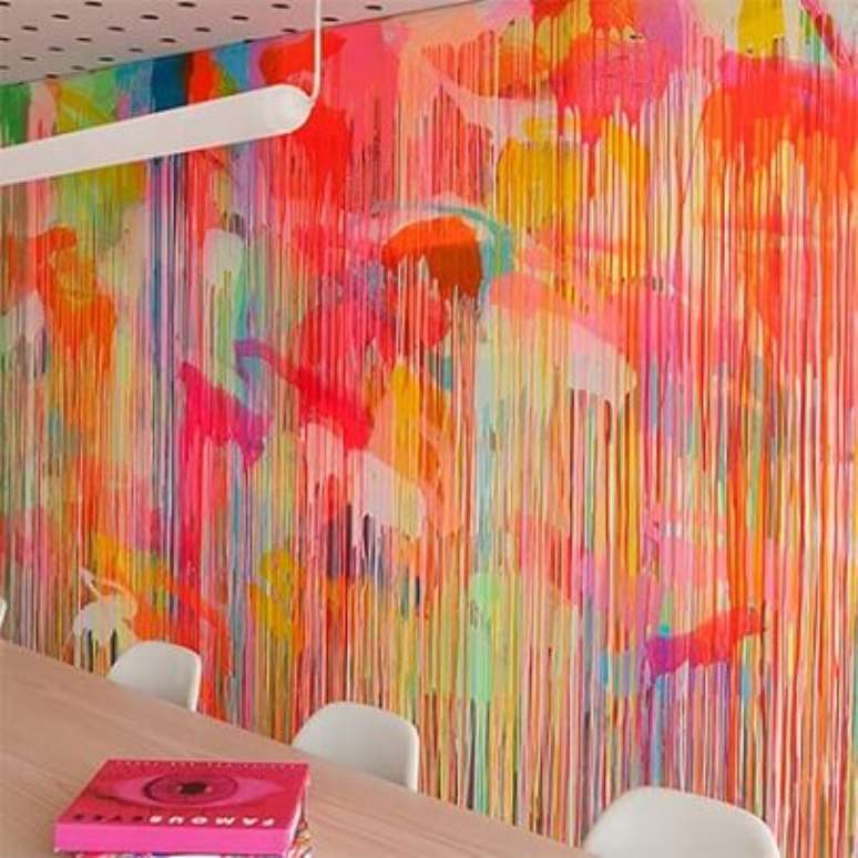 41. Uma parede ousada com cores neon para decoração de casa – Foto de Home Dzine