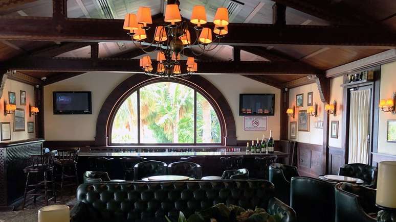 Jovens socializavam no tradicional bar O Pinguim