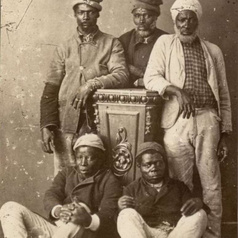 Africanos que deixaram condição de escravizados posam em estúdio, no final do século 19, em Porto Alegre; para Nei Lopes, abolição sem medidas a favor de emancipados agravou exclusão