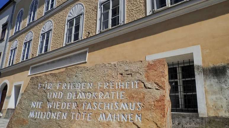 Na frente da casa de Hitler, uma placa de pedra traz a seguinte inscri&ccedil;&atilde;o: 'Pela paz, a liberdade e a democracia. Nunca mais fascismo. Milh&otilde;es de mortos advertem'.
