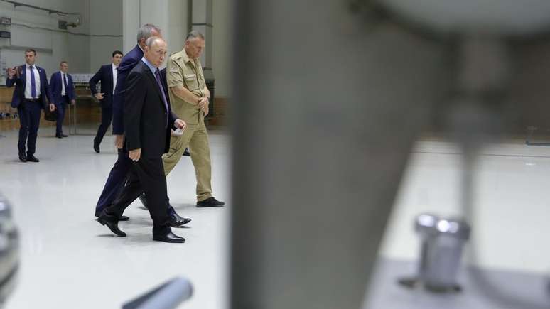 Vladimir Putin em visita a Vostochny, em setembro; ele classificou o cosm&oacute;dromo como 'o projeto de constru&ccedil;&atilde;o mais importante a n&iacute;vel nacional'