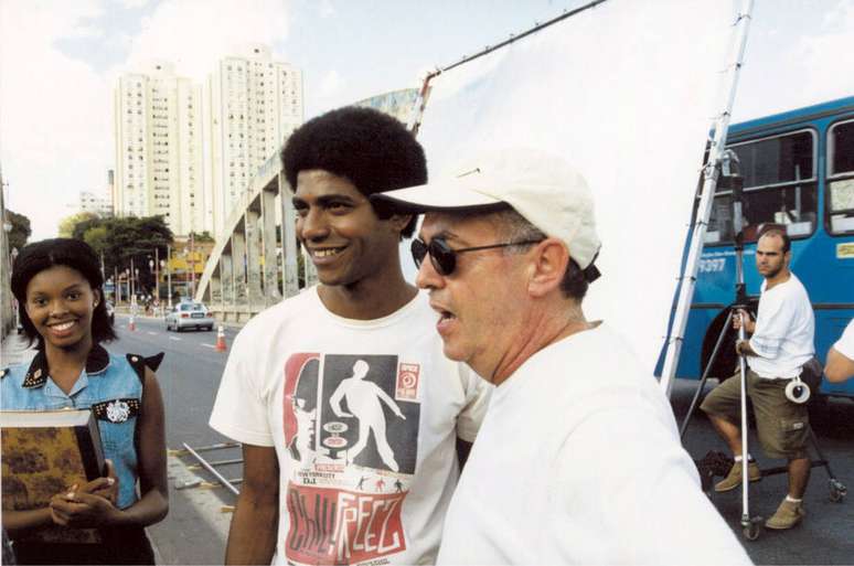 O ator Alexandre Moreno ao lado do diretor Helvecio Ratton durante gravação de 'Quimera - Uma Onda no Ar', em 2001, em que viveu o personagem Jorge.
