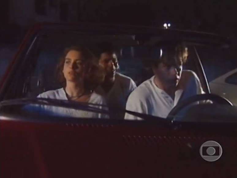Cena demonstra racismo em blitz na novela 'Pátria Minha' (1994). Na imagem, Cláudia Abreu (Alice), Alexandre Moreno (Kennedy) e Fabio Assunção (Rodrigo).