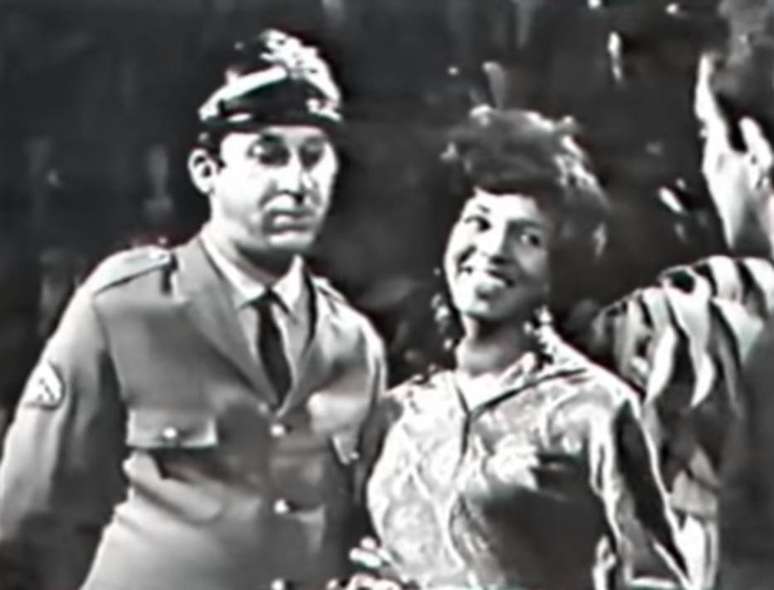 Maria Clara (Jacyra Silva) e o bombeiro Honório Severino (Marcos Plonka) em Antonio Maria, de 1968.