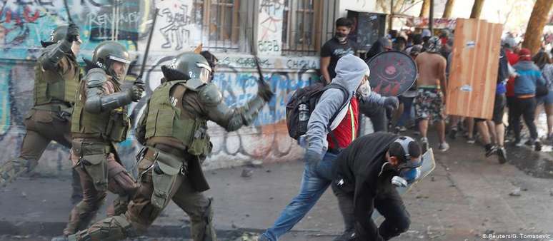 Confronto entre policiais e manifestantes em Santiago, em 19 de novembro