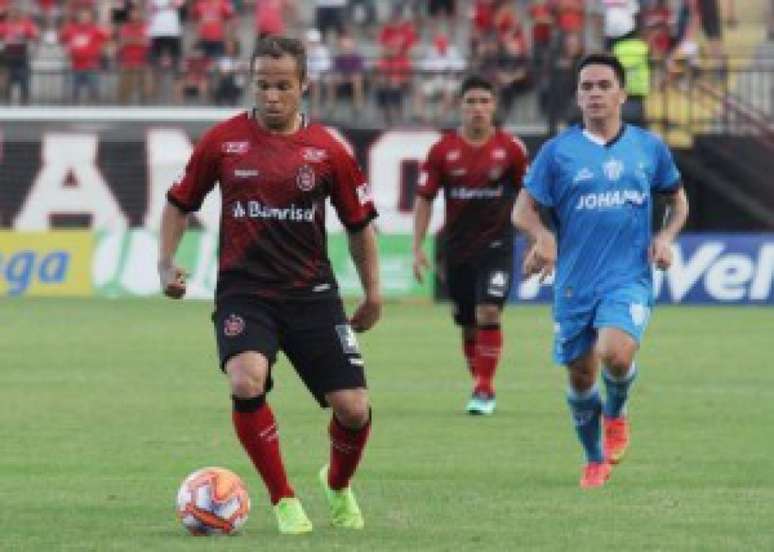 Douglas Baggio quer terminar bem a temporada no Brasil de Pelotas (Foto: Carlos Insaurriaga)