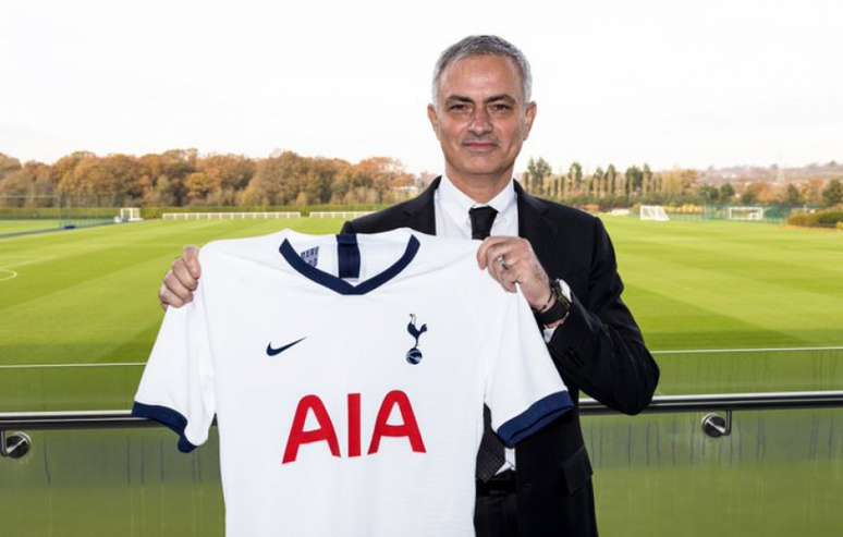 Mourinho assinou contrato e vai comandar o Tottenham até 2023 (Foto: Divulgação)
