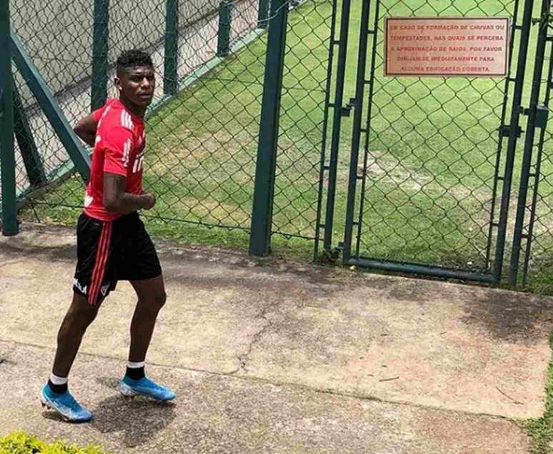 Arboleda não participou do treino no gramado nesta quarta-feira - FOTO: Fellipe Lucena