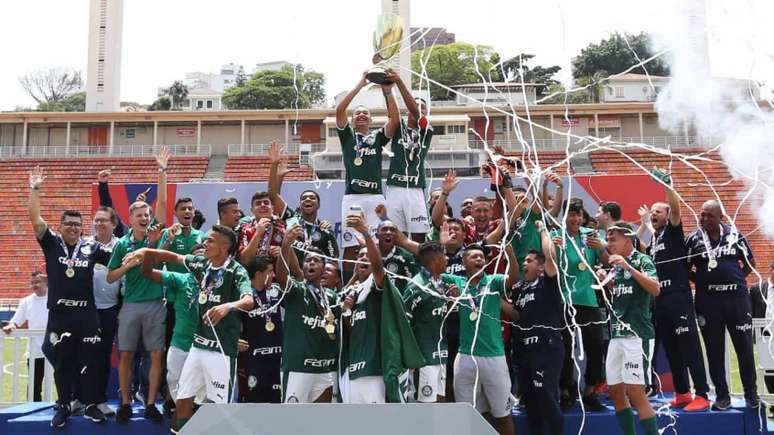 Jogadores do Palmeiras comemoram a conquista do Campeonato Paulista sub-15 (Foto: Agência Palmeiras)