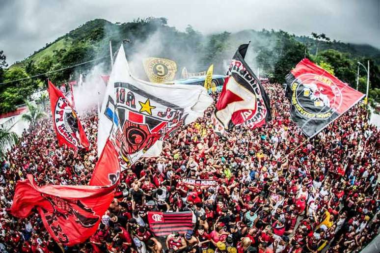 Flamengo embarcou para Lima, no Peru, com apoio de milhares de torcedores (Foto: Alexandre Vidal / Flamengo)