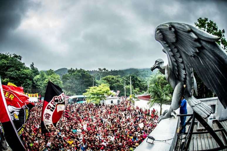 Torcida do Flamengo lotou a entrada do Ninho do Urubu em apoio ao time (Foto: Alexandre Vidal / Flamengo)
