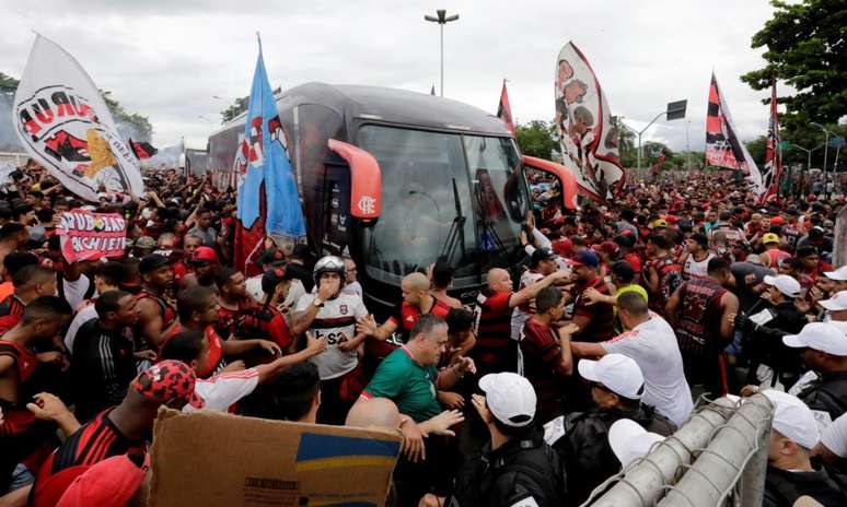 Torcida do Flamengo faz festa antes de ida do time ao Peru.