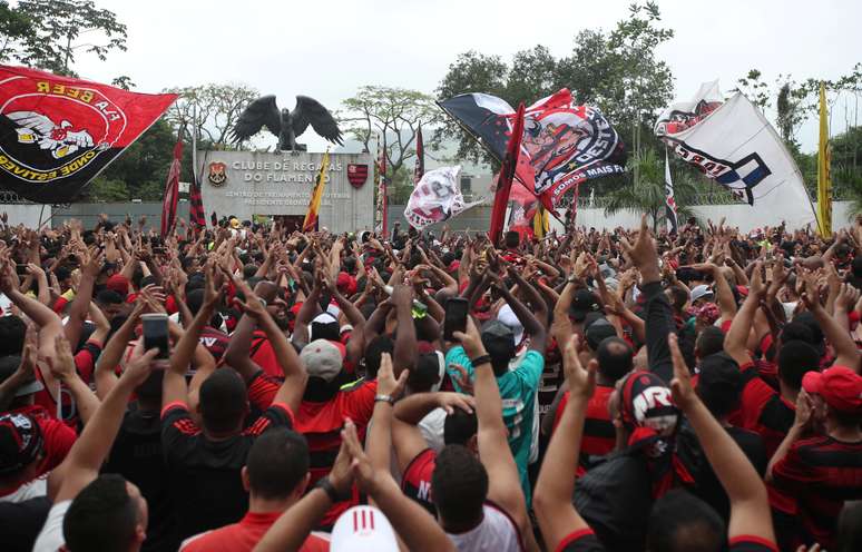 Festa de torcedores em frente à sede do Flamengo durante saída do elenco para Lima